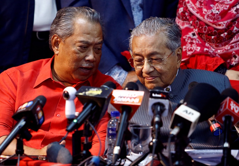 20180411-Mahathir listens to Muhyiddin Reuters.JPG