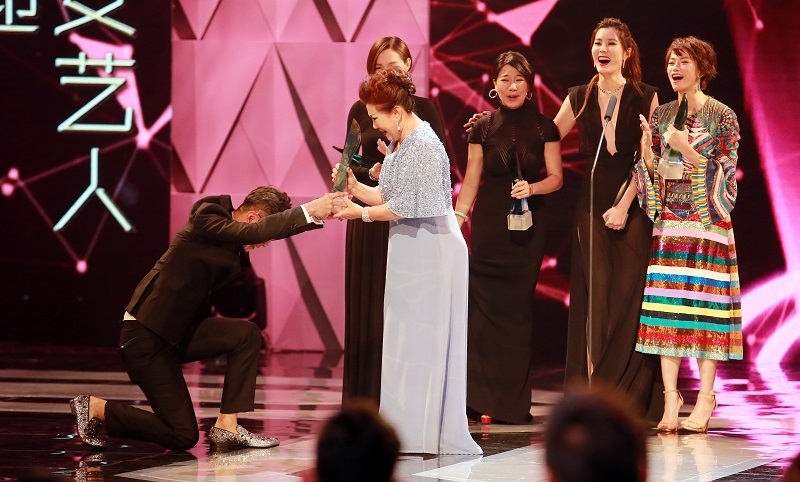 20180423-Mike Lee presenting trophy to Jin Yin Ji.jpg