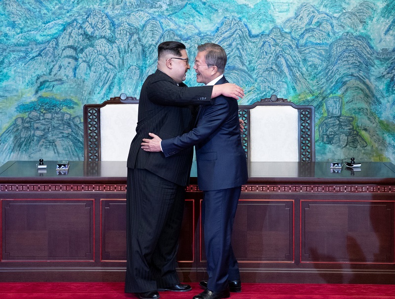 20180430-Kim and Moon Hug.jpg