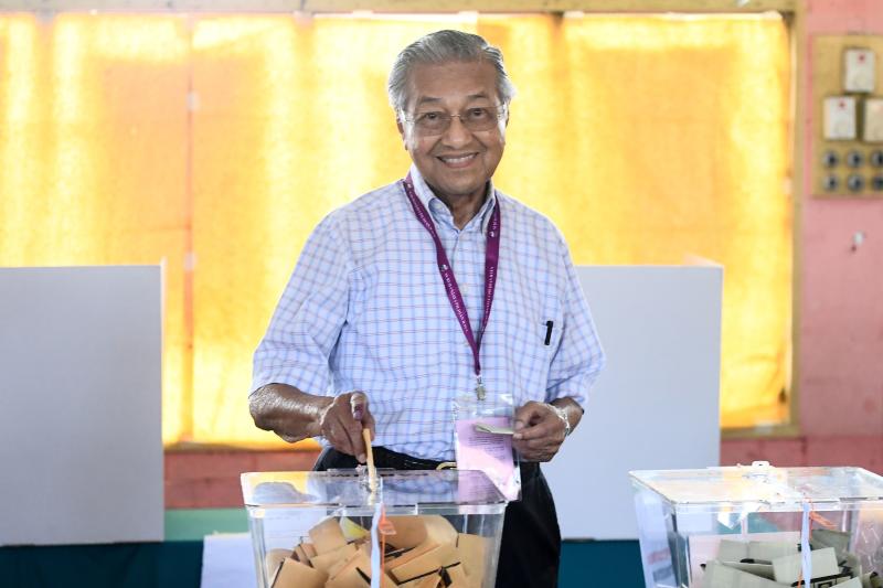 2018-05-08 mahathir vote AFP.jpg