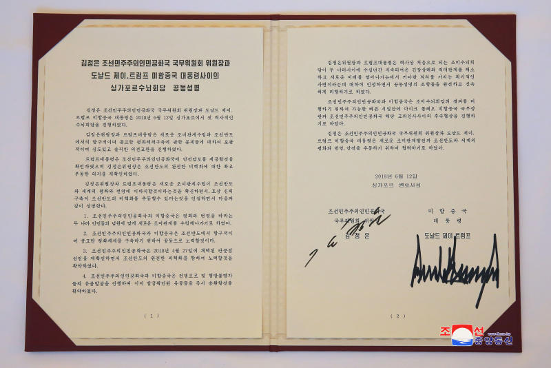 20180613 signing of declaration KCNA.jpg