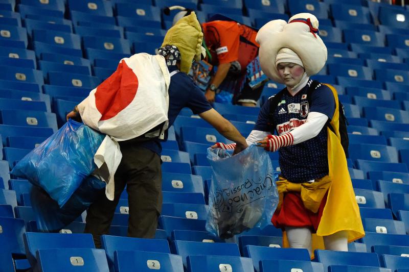 japan fans pick rubbish 2  afp.jpg