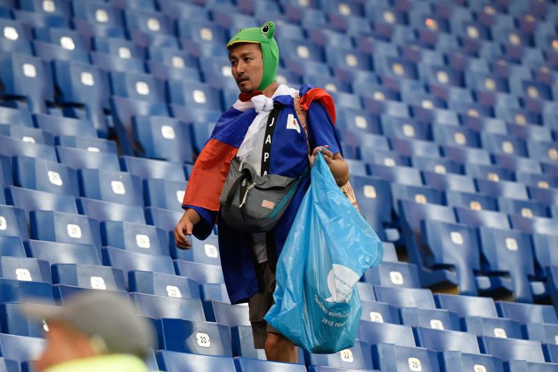 japan fans pick rubbish 3  afp.jpg