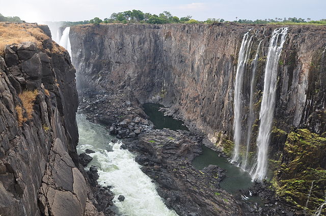 Victoria_falls_during_dry_season.jpg