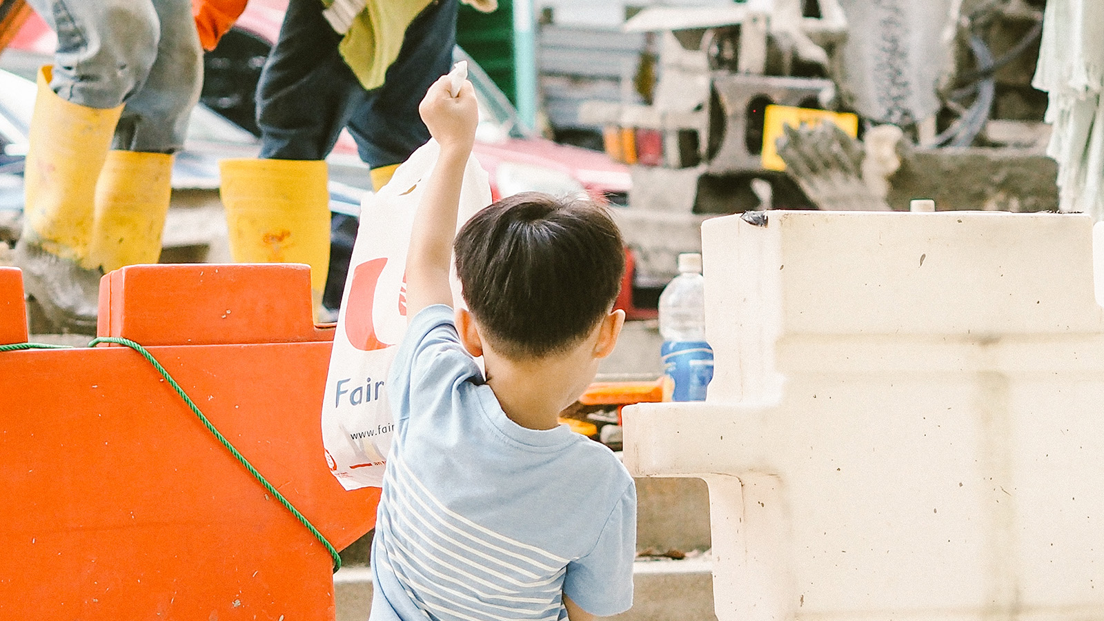 singaporekindnessmovement_thepride_featured_migrant_workers_giving_drinks_and_food.jpg