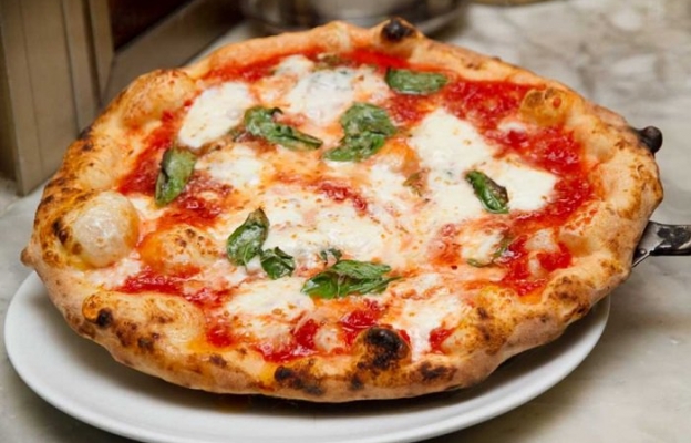 Pizza margherita in Naples.jpg