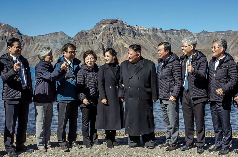 朝鲜最高领导人金正恩在白头山天池学韩国明星比心（heart fingers）