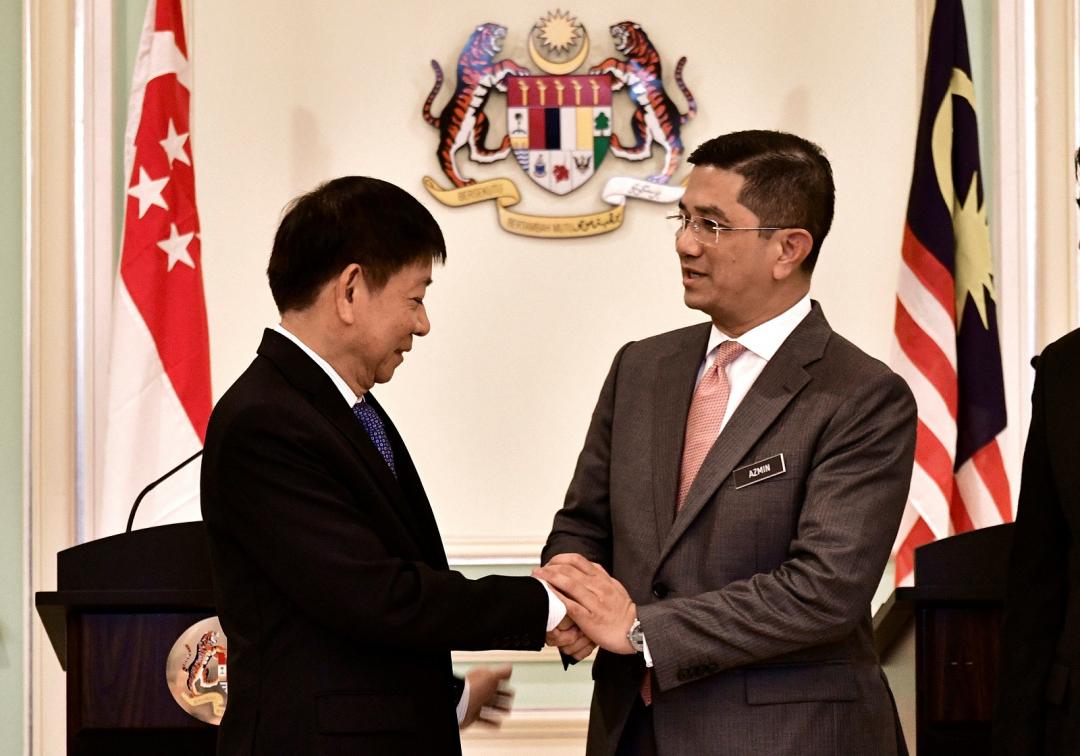 khaw boon wan and azmin handshake.jpg