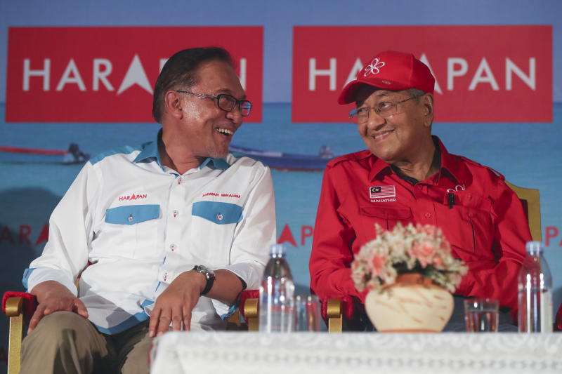 20181015 anwar and mahathir epa1.jpg