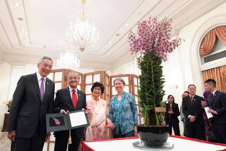 20181112 mahathir and wife flower.jpg