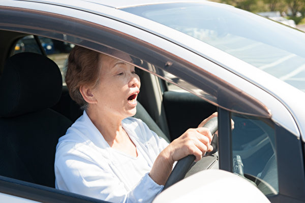 elderly driving.png