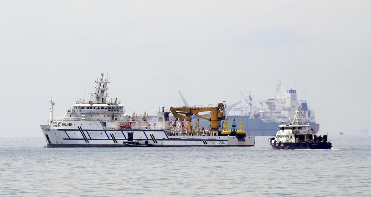 st_A Malaysian government vessel, the Polaris (left), near a Singapore Police Coast Guard vessel (right) in the waters off the Tuas View Extension (1).jpg