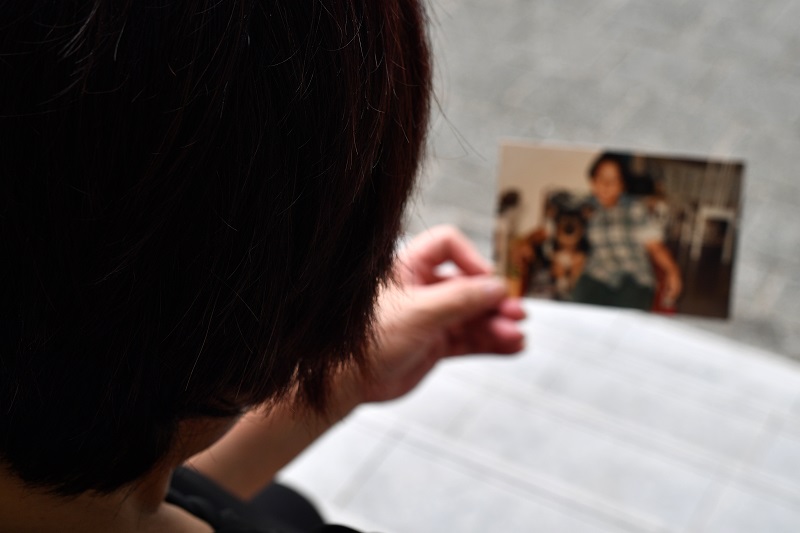 Z mum looking at his photo.jpg