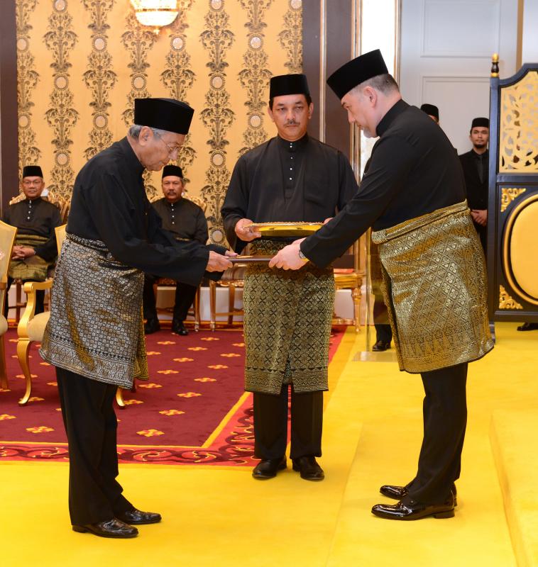 Mahathir sworn in.jpg