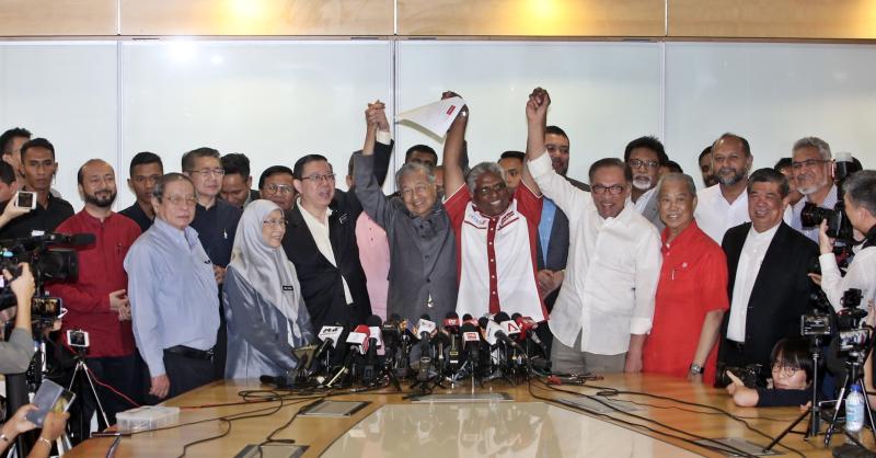 20190226-Mahathir and his leaders.jpg