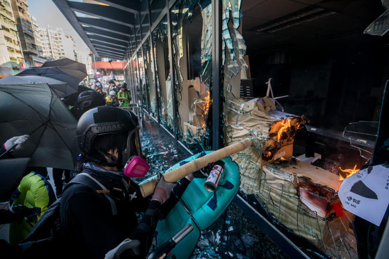 20191002-protestors vandalising (Bloomberg).jpg