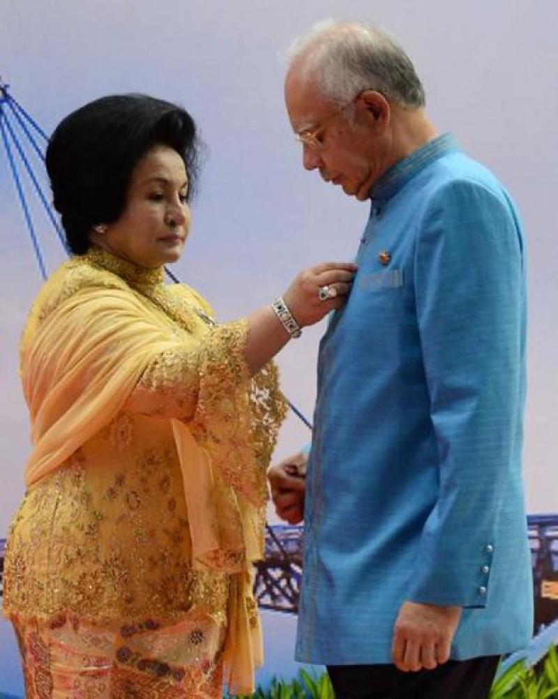 20200116-Rosmah adjusting.jpg