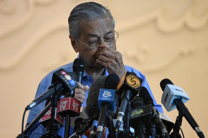 20200302-mahathir sneeze.jpg