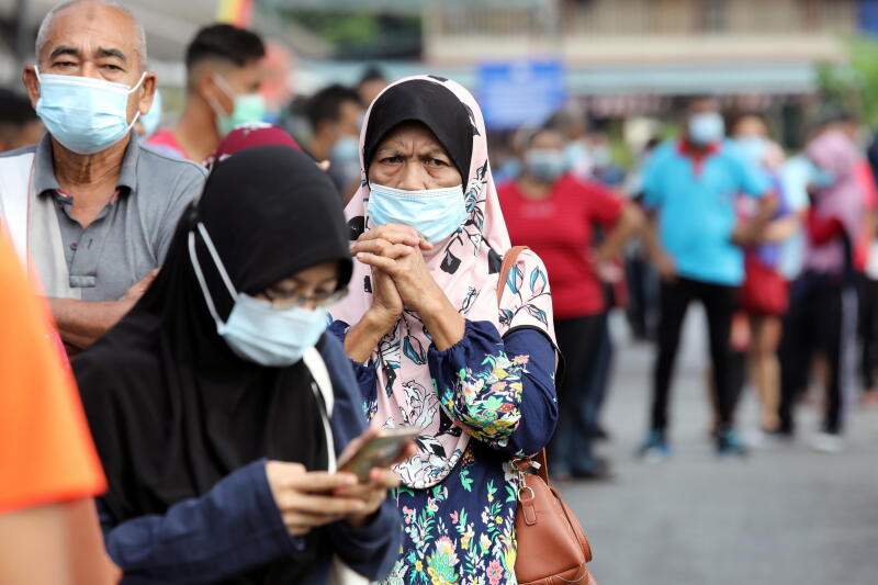 20201217 -  (Reu) People wait in line to be tested for the coronavirus disease (COVID-19) at a testing station in Klang, Malaysia.jpg