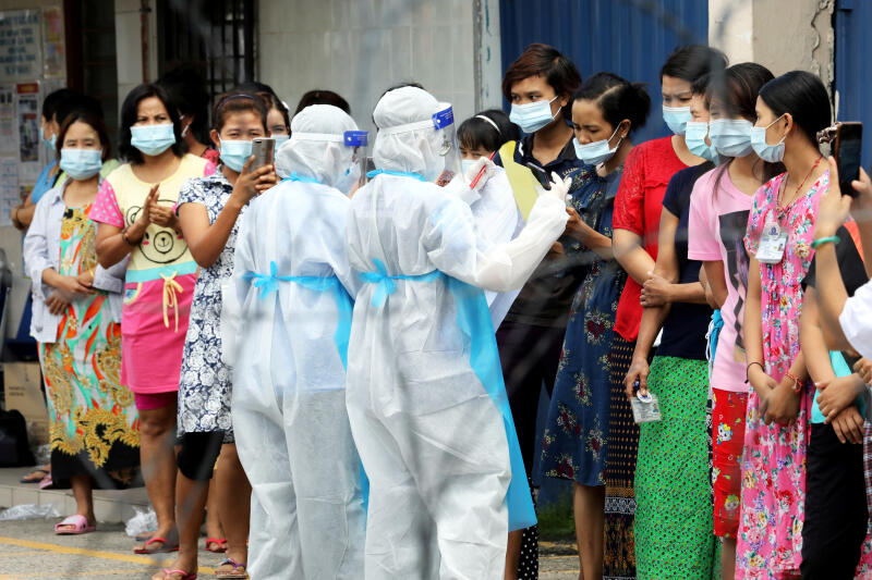 20201217 - (Reu) Top Glove workers wait in line to be tested for the coronavirus disease (COVID-19) outside a hostel under enhanced lockdown in Klang, Malaysia November 18, 2020..jpg