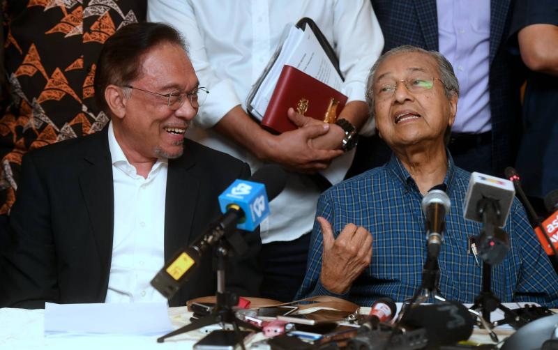 20201116 anwar and mahathir 3.jpg