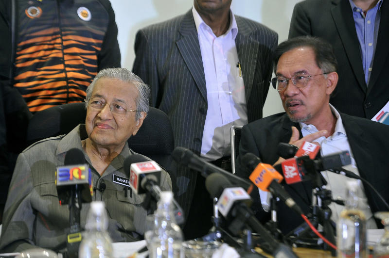 20201231 anwar and mahathir.jpg