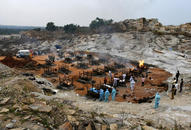 20210504 - A crematorium ground in Giddenahalli village on the outskirts of Bengaluru, India (Reuters).jpg