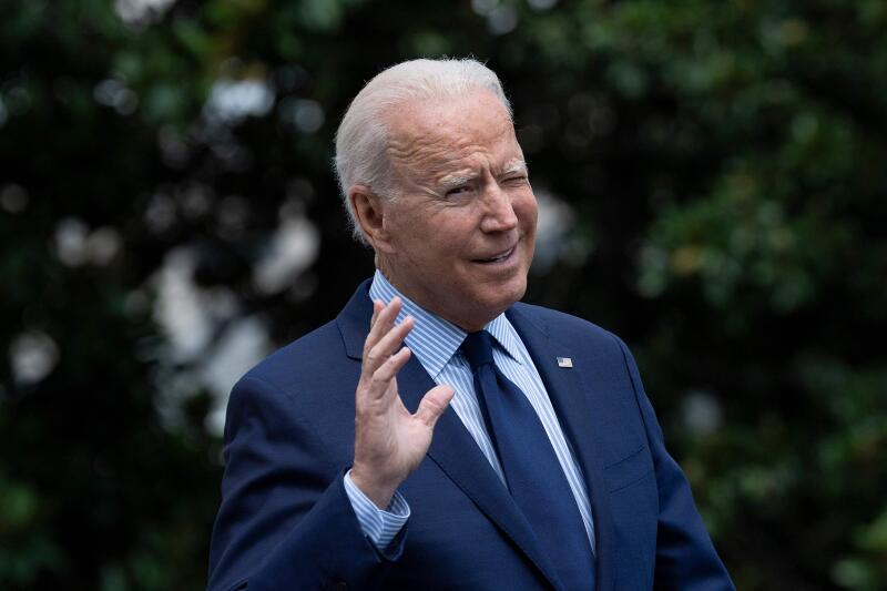 2021070-Biden wave.jpg