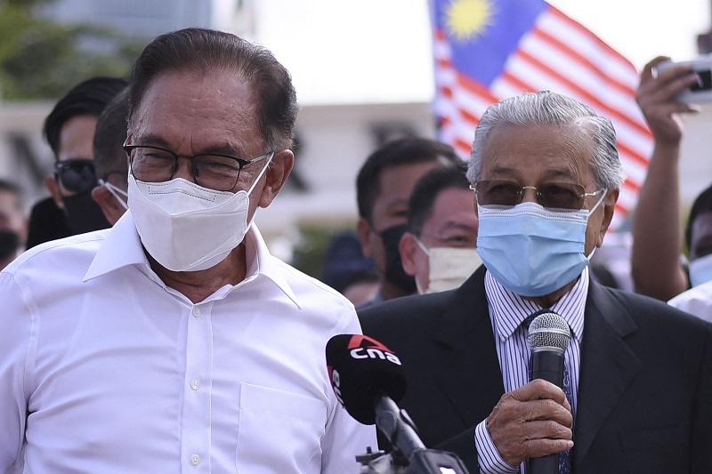 20210831-anwar and mahathir AfP02.jpg